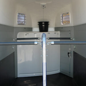 Humbaur Equitos Alu Plus 2400 Sattelkammer & Seitentrittschutz | 100 km/h Reifen – Bild 8